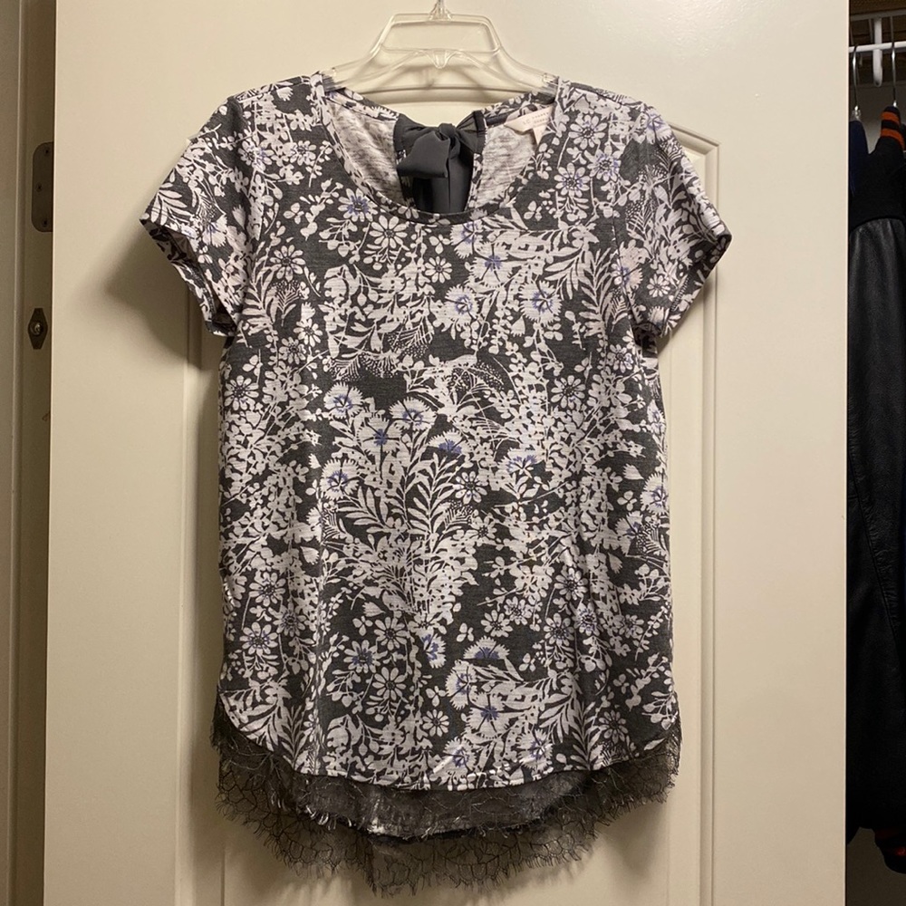 Lauren Conrad short sleeve top. Womens Size S. Back bow tie. Lace at hem.